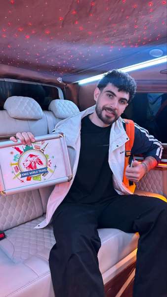 Πελάτες σε πολυτελές βαν